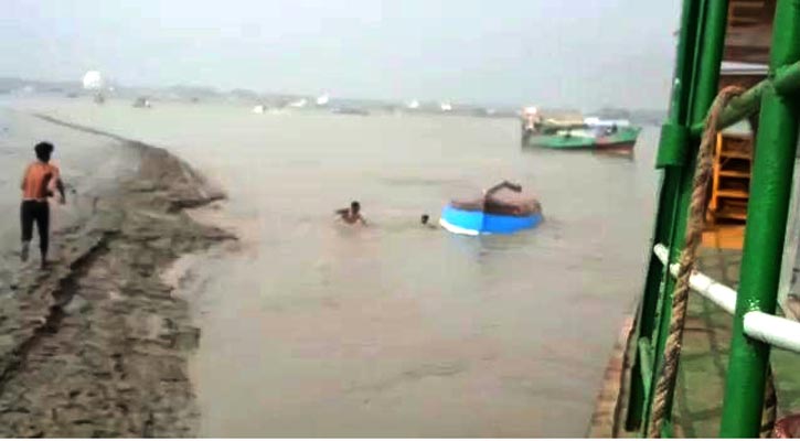 পশুর নদীতে ১৩ পর্যটকসহ উল্টে গেল জালিবোট